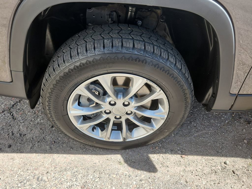 Used 2019 Jeep Cherokee Latitude Plus AWD/4WD image 20