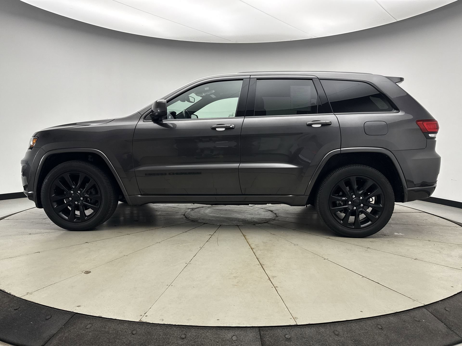 Used 2019 Jeep Grand Cherokee Altitude AWD/4WD image 2