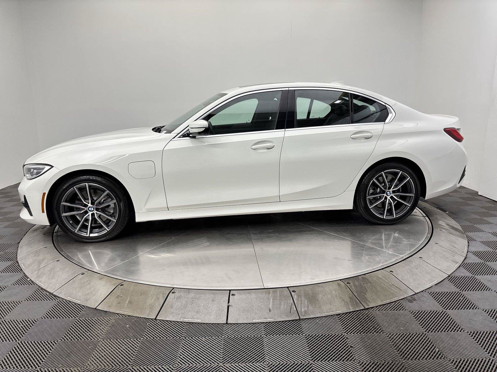 Used 2021 BMW 330e w/ Convenience Package RWD image 16