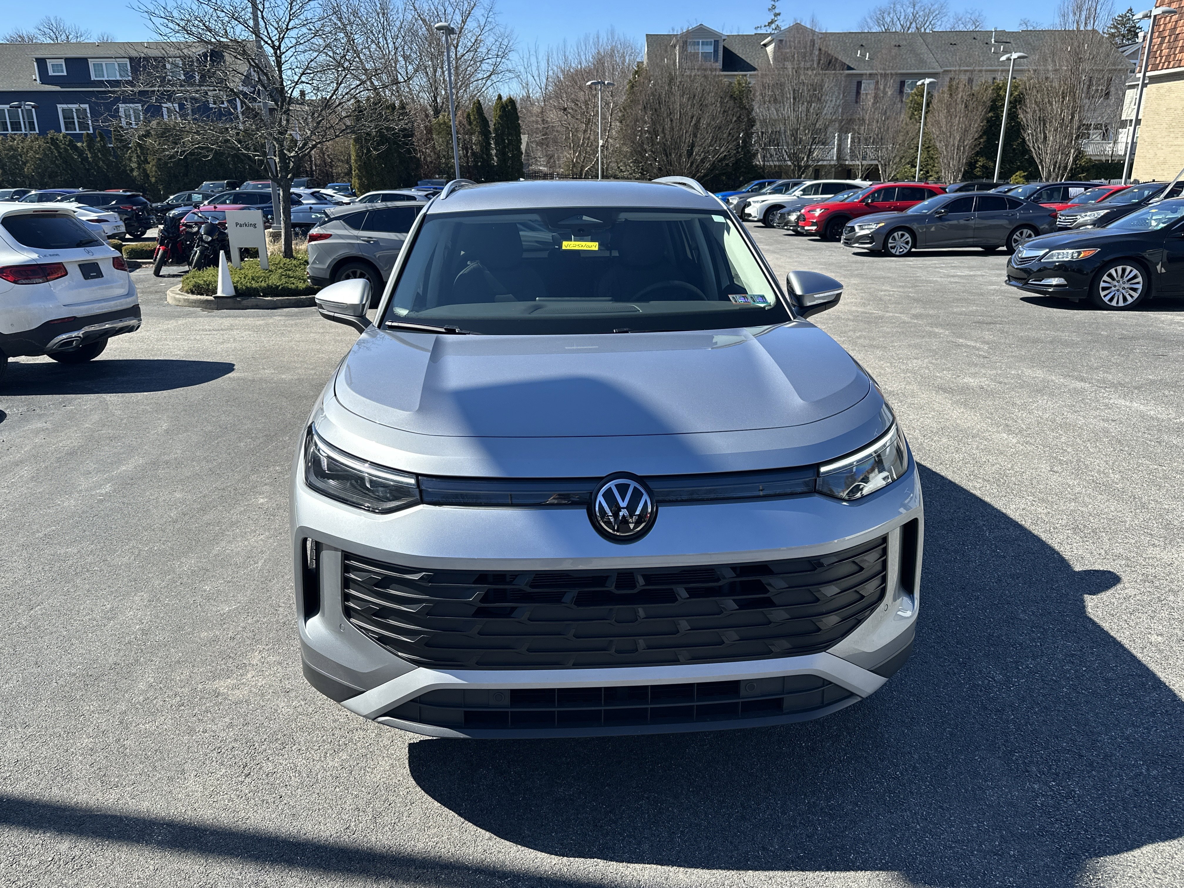 Certified 2025 Volkswagen Tiguan SE image 3