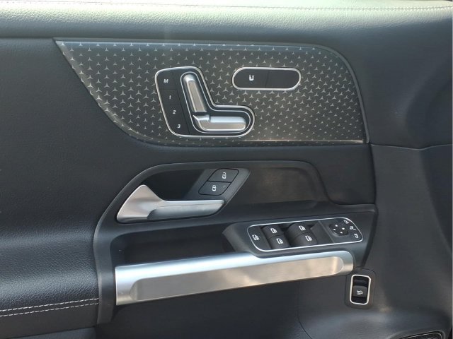 Used 2024 Mercedes-Benz GLB 250 4MATIC w/ Exclusive Package image 9