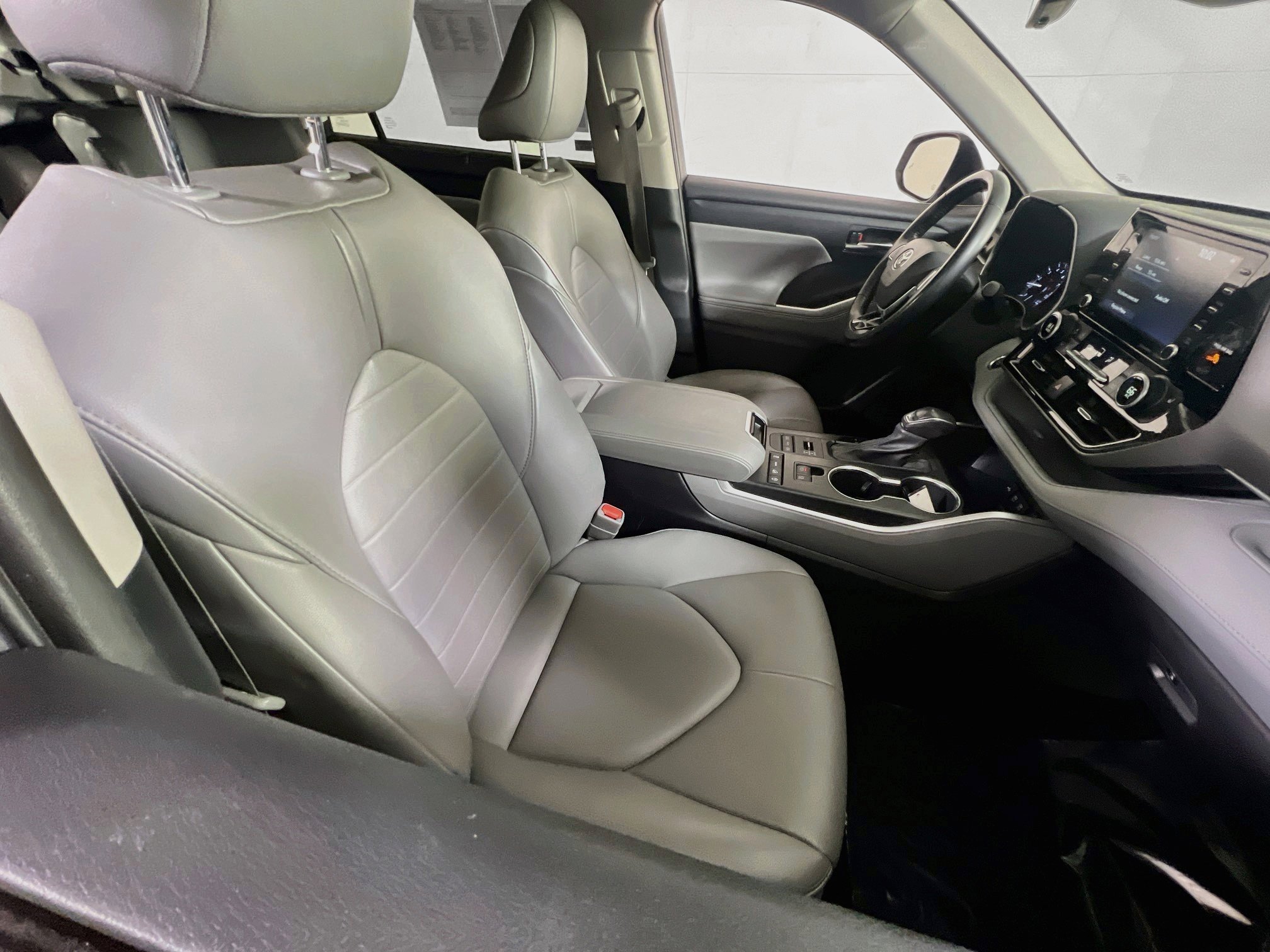 Used 2021 Toyota Highlander XLE AWD/4WD image 28