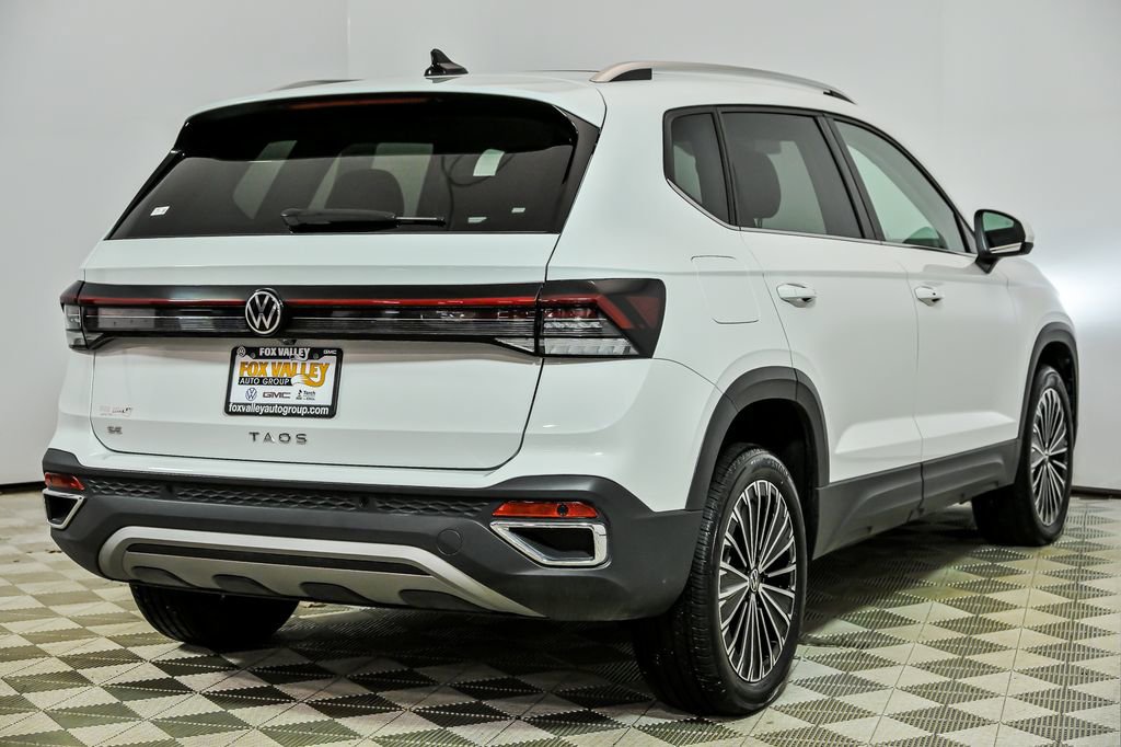 Used 2025 Volkswagen Taos SE w/ Panoramic Sunroof Package FWD image 7