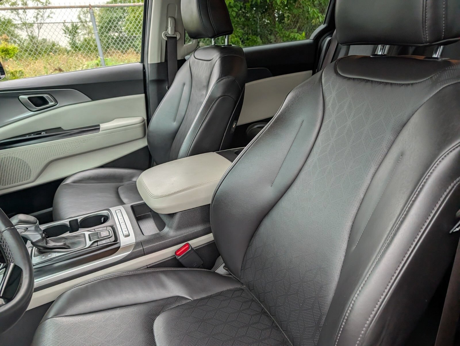 Used 2023 Kia Carnival LX FWD image 16
