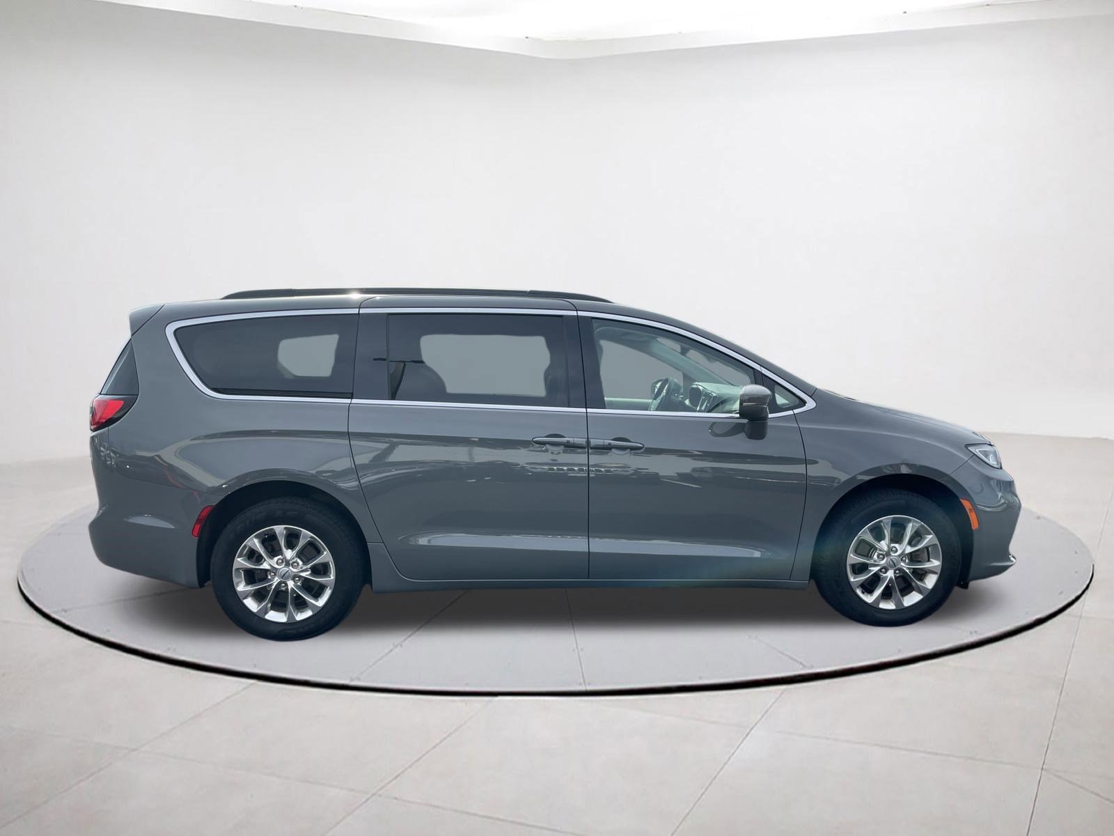 Used 2022 Chrysler Pacifica Touring-L image 6