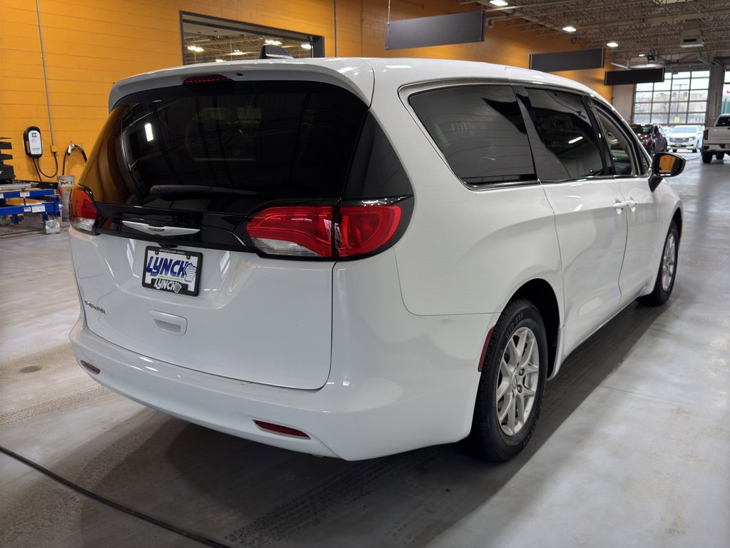 Used 2024 Chrysler Voyager LX image 5