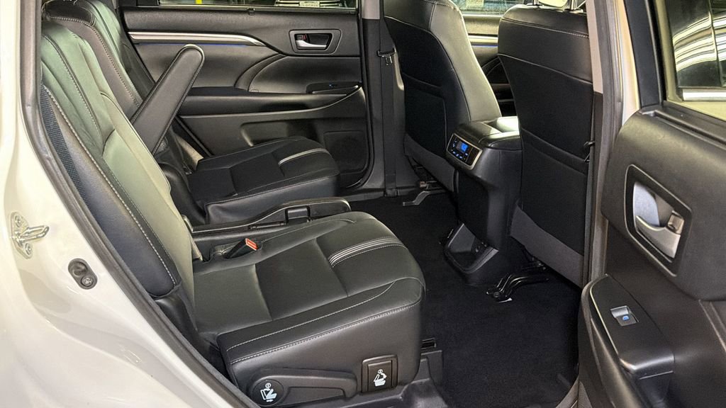Used 2018 Toyota Highlander SE image 13