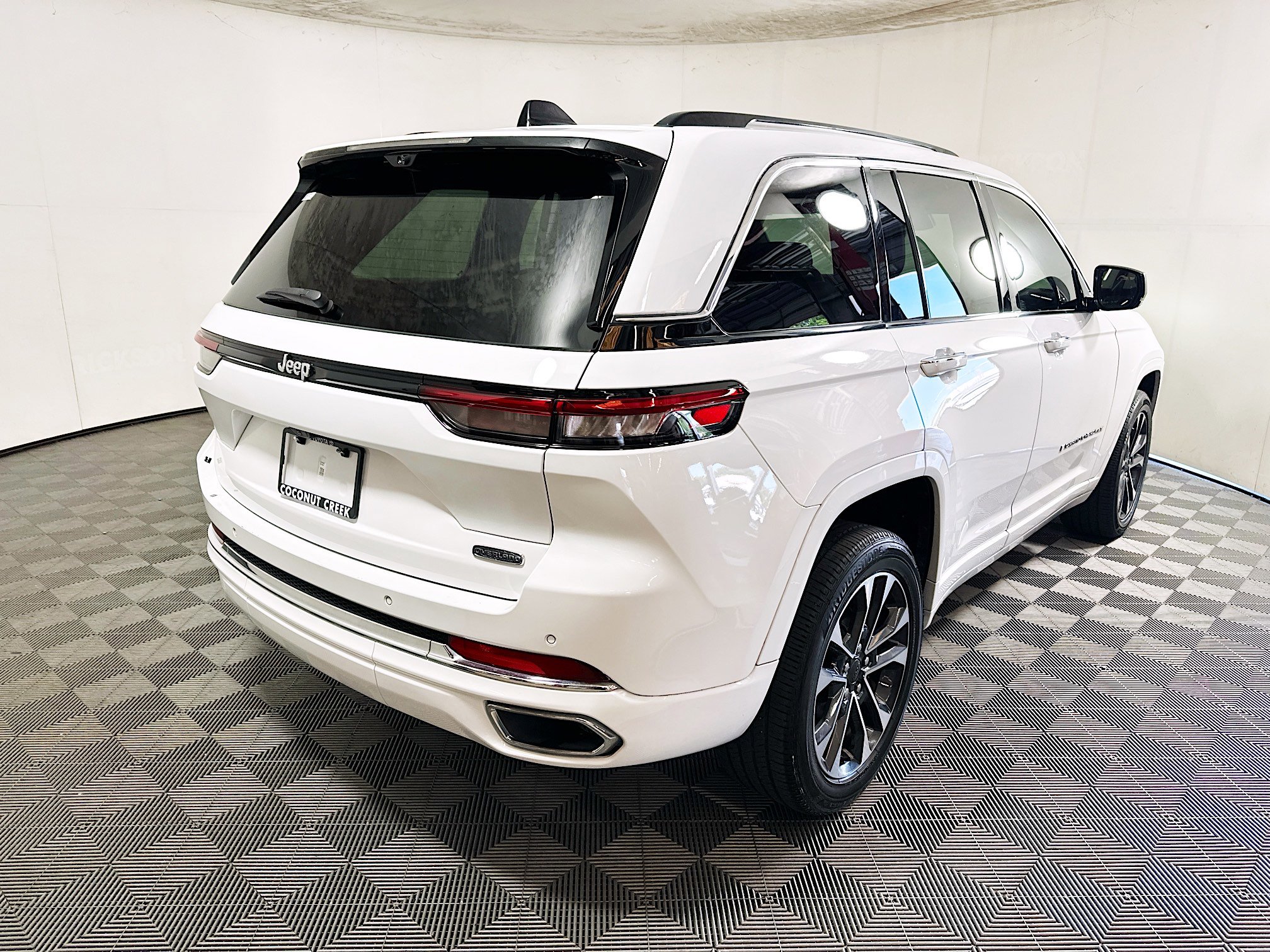 Used 2023 Jeep Grand Cherokee Overland w/ Luxury Tech Group IV RWD image 3