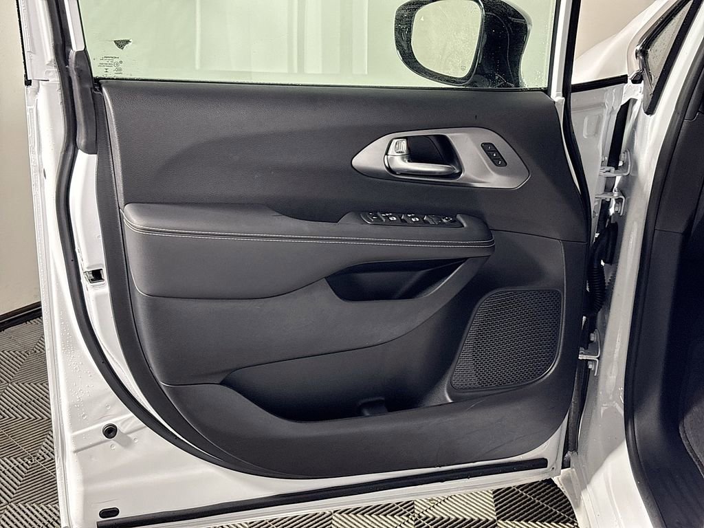 New 2026 Chrysler Pacifica Select AWD/4WD image 10