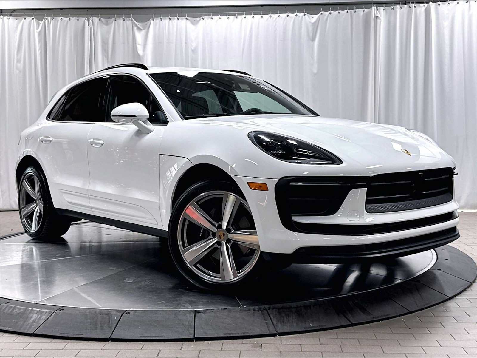Used 2026 Porsche Macan AWD/4WD image 12