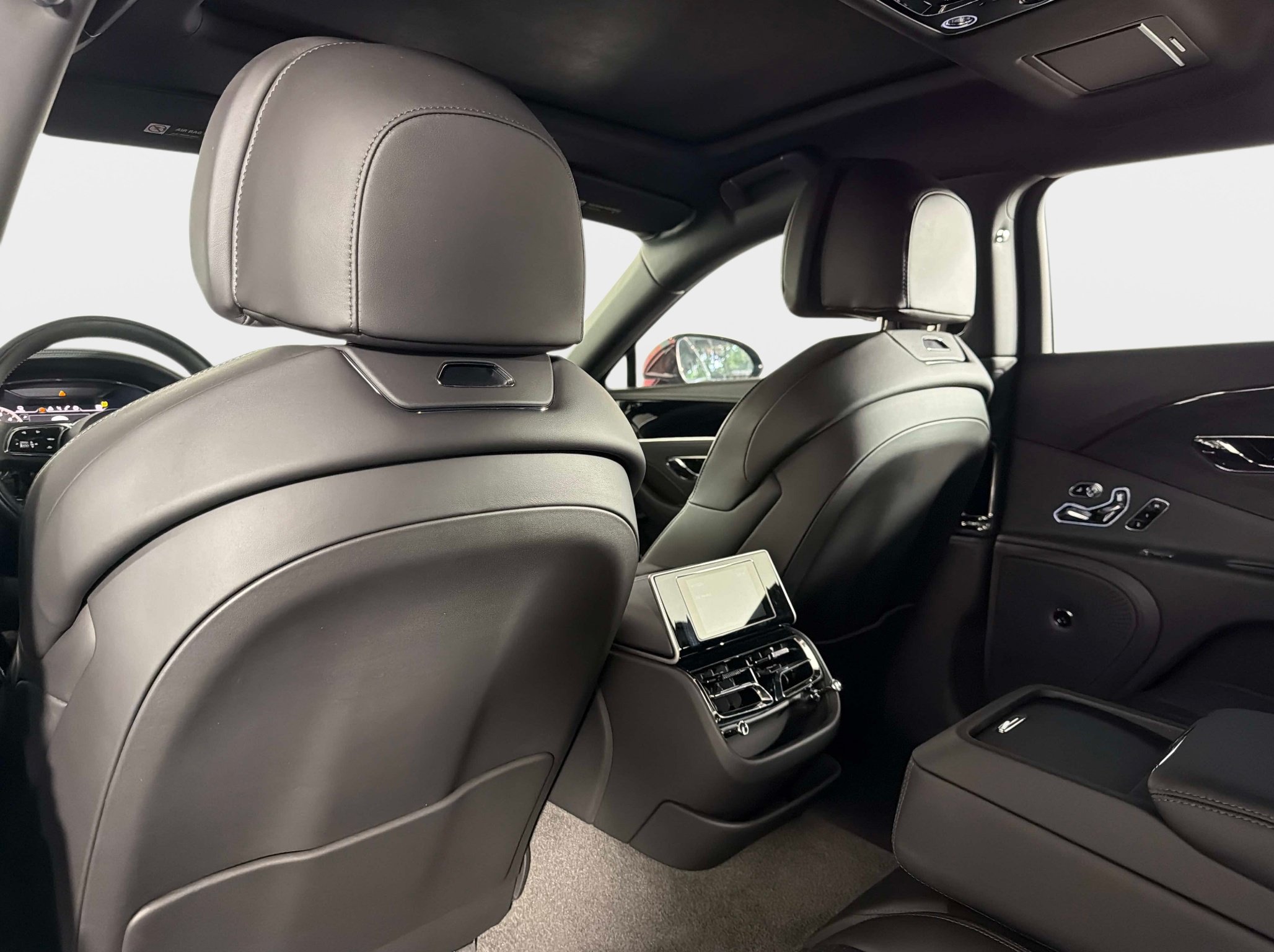 Used 2022 Bentley Flying Spur Plug-In Hybrid AWD/4WD image 32