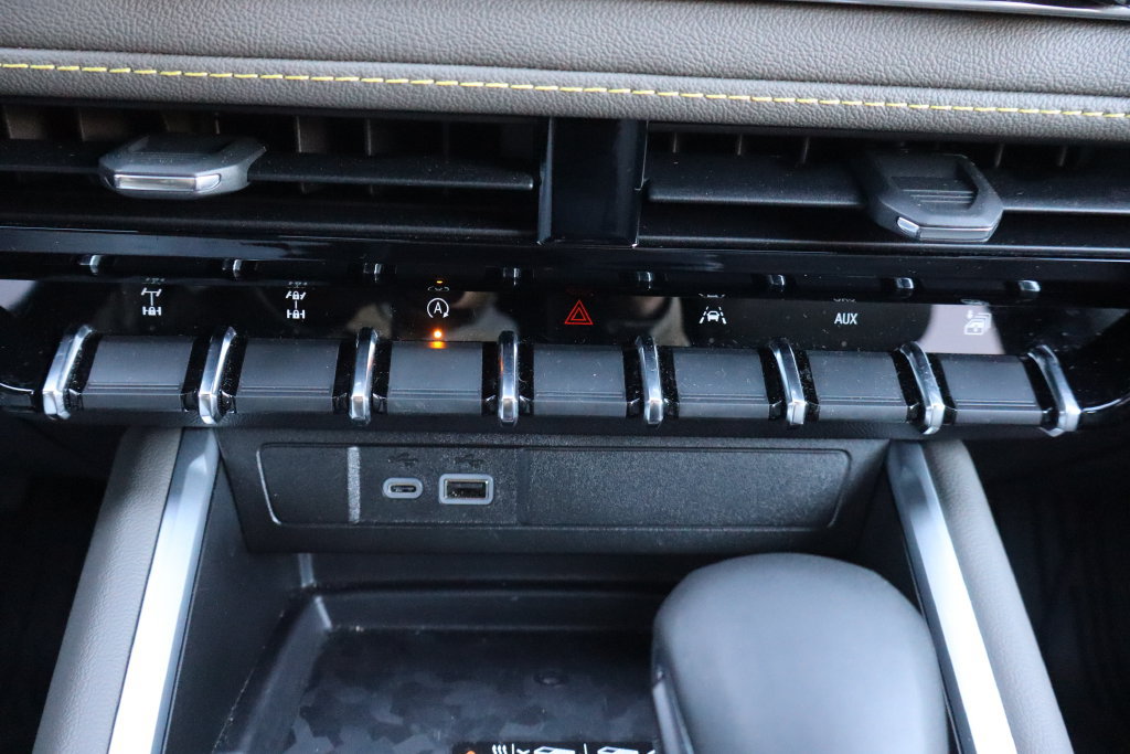 Used 2025 Chevrolet Colorado ZR2 w/ Technology Package AWD/4WD image 14