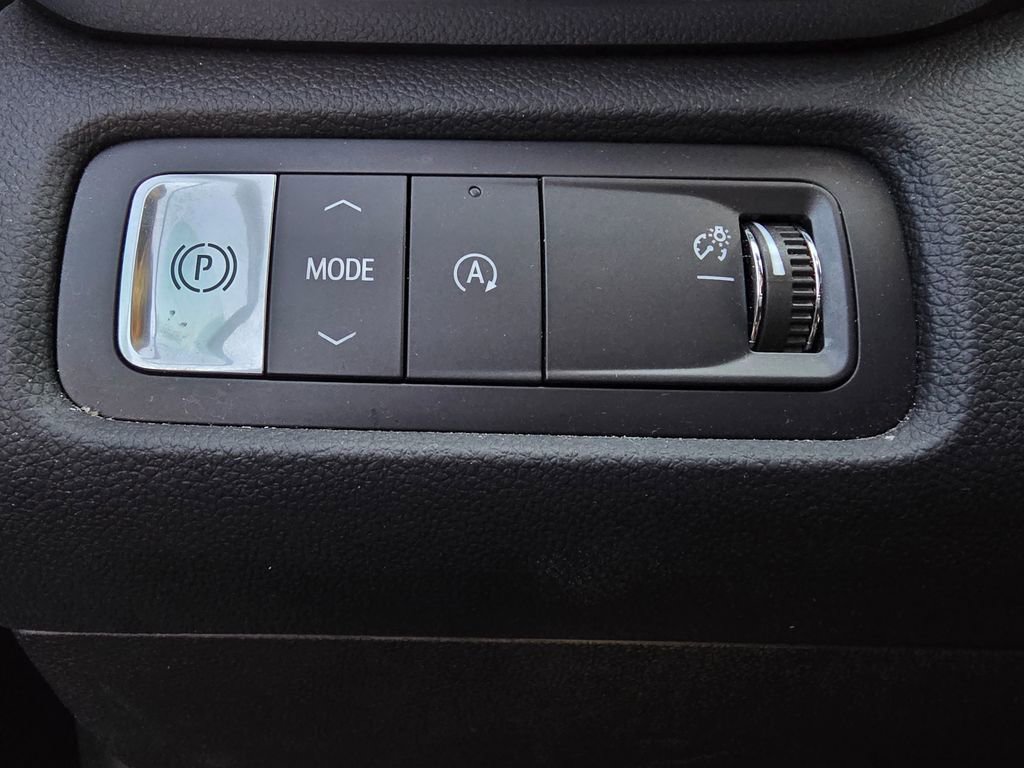 Used 2025 GMC Acadia Elevation image 13