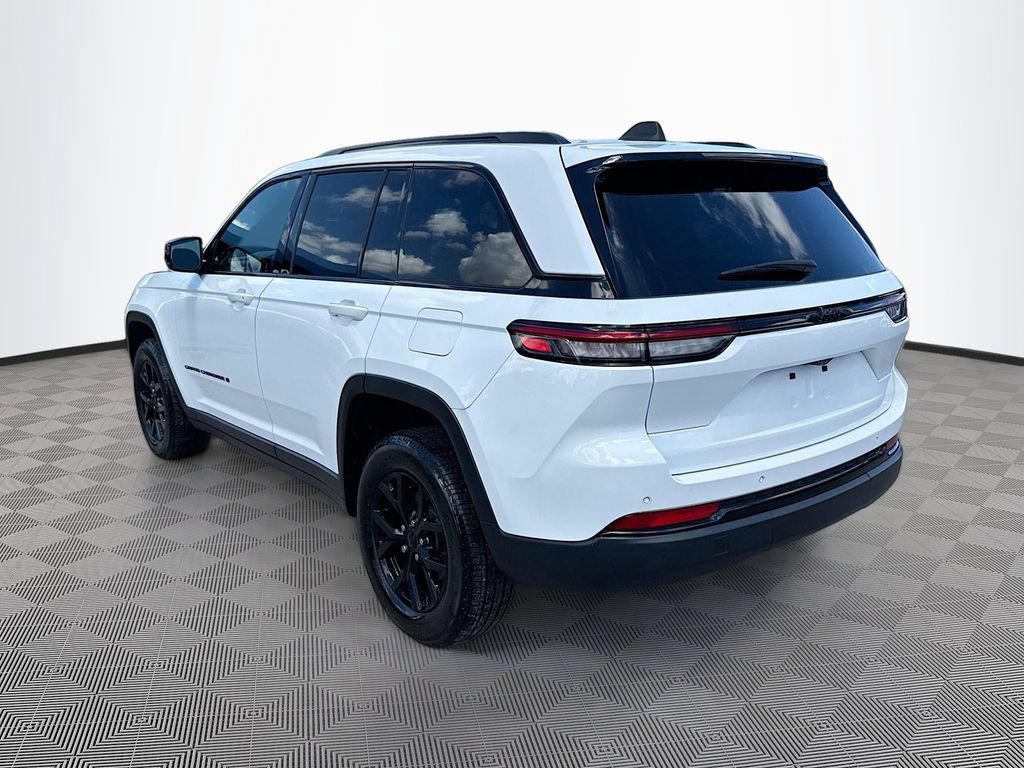 Used 2024 Jeep Grand Cherokee Altitude RWD image 8