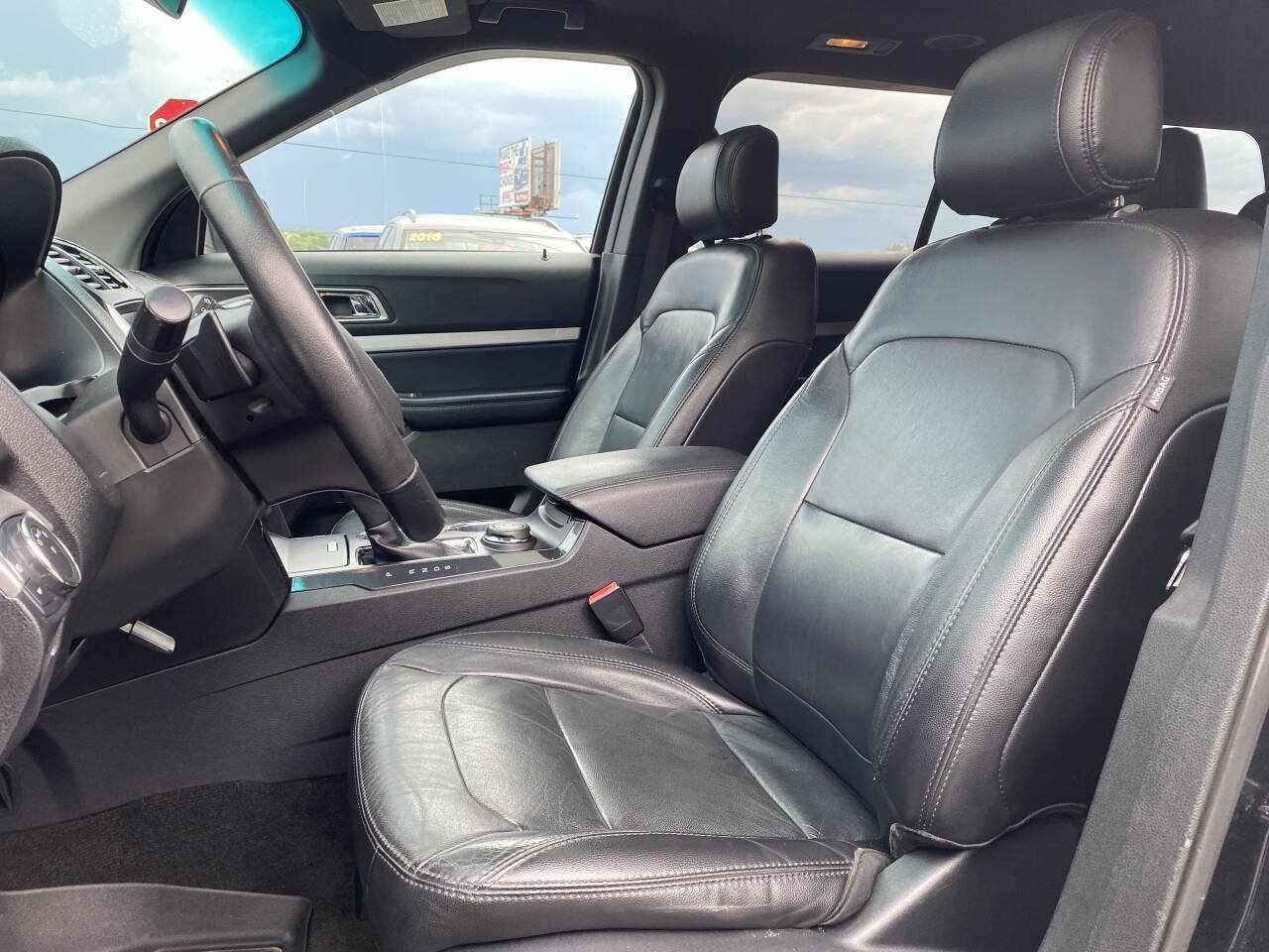 Used 2017 Ford Explorer XLT w/ Equipment Group 202A AWD/4WD image 11
