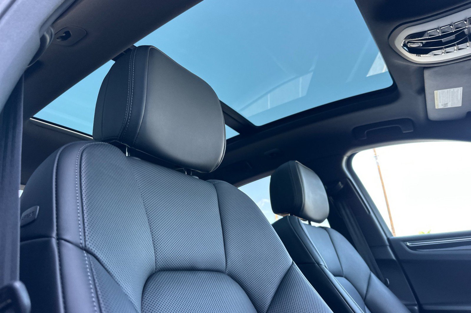 Used 2026 Porsche Macan AWD/4WD image 17
