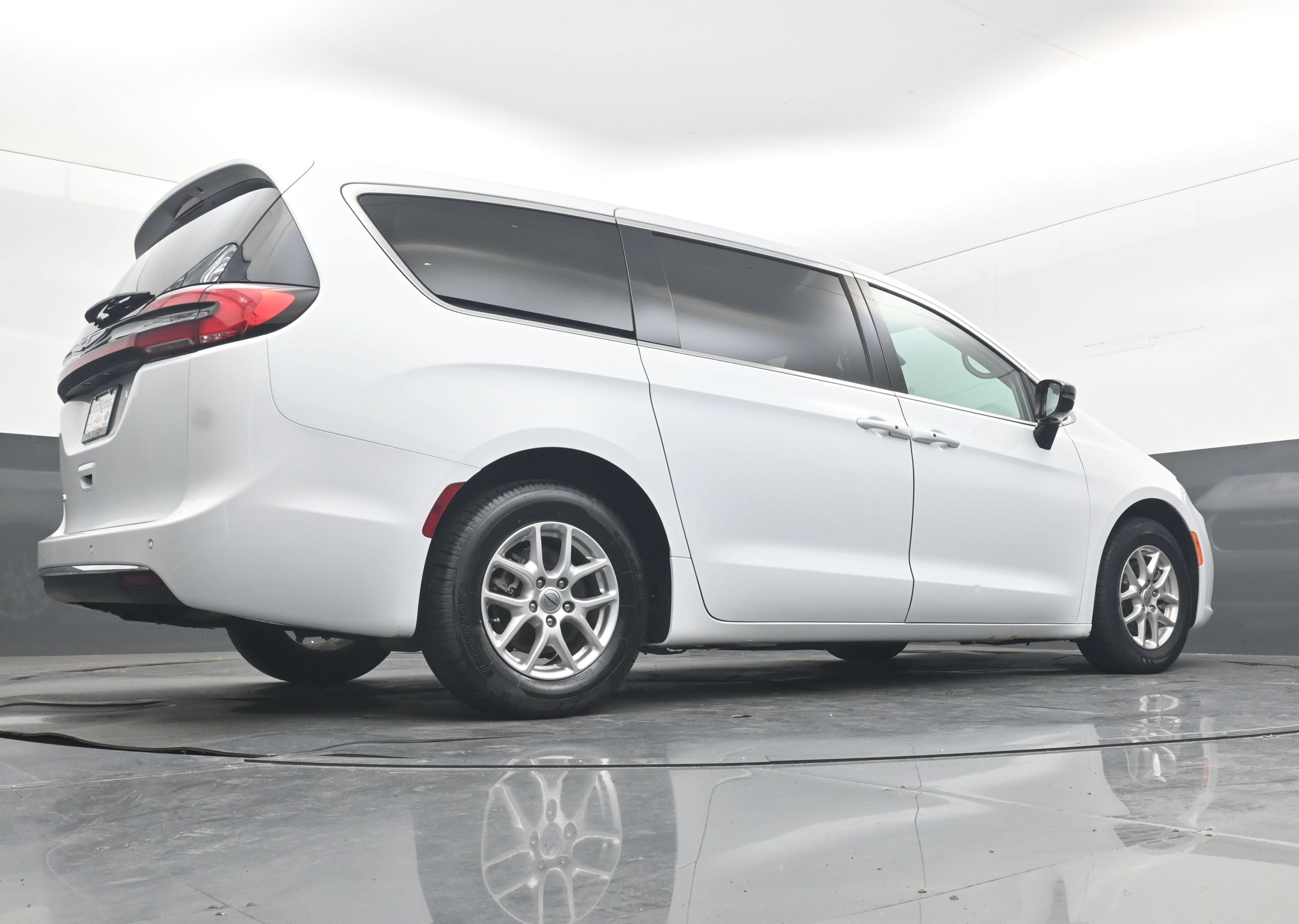 Used 2024 Chrysler Pacifica Touring-L FWD image 24