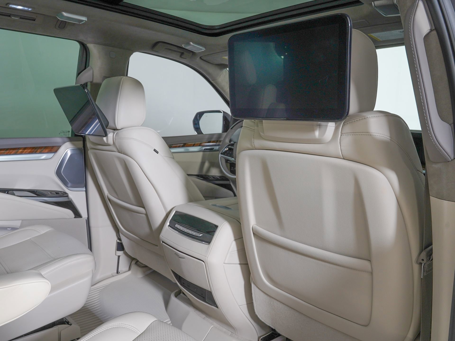 Used 2026 Cadillac Escalade Platinum Sport w/ LPO, Floor Liner Package AWD/4WD image 12