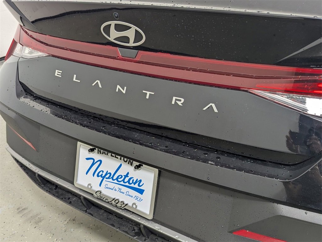 Certified 2025 Hyundai Elantra SE image 8