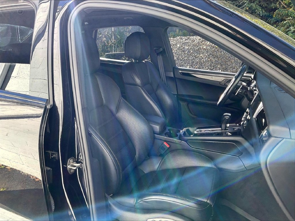 Certified 2023 Porsche Macan AWD/4WD image 12
