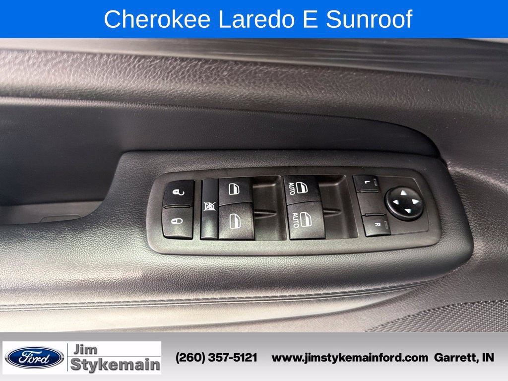 Used 2021 Jeep Grand Cherokee Laredo w/ Security & Convenience Group AWD/4WD image 19