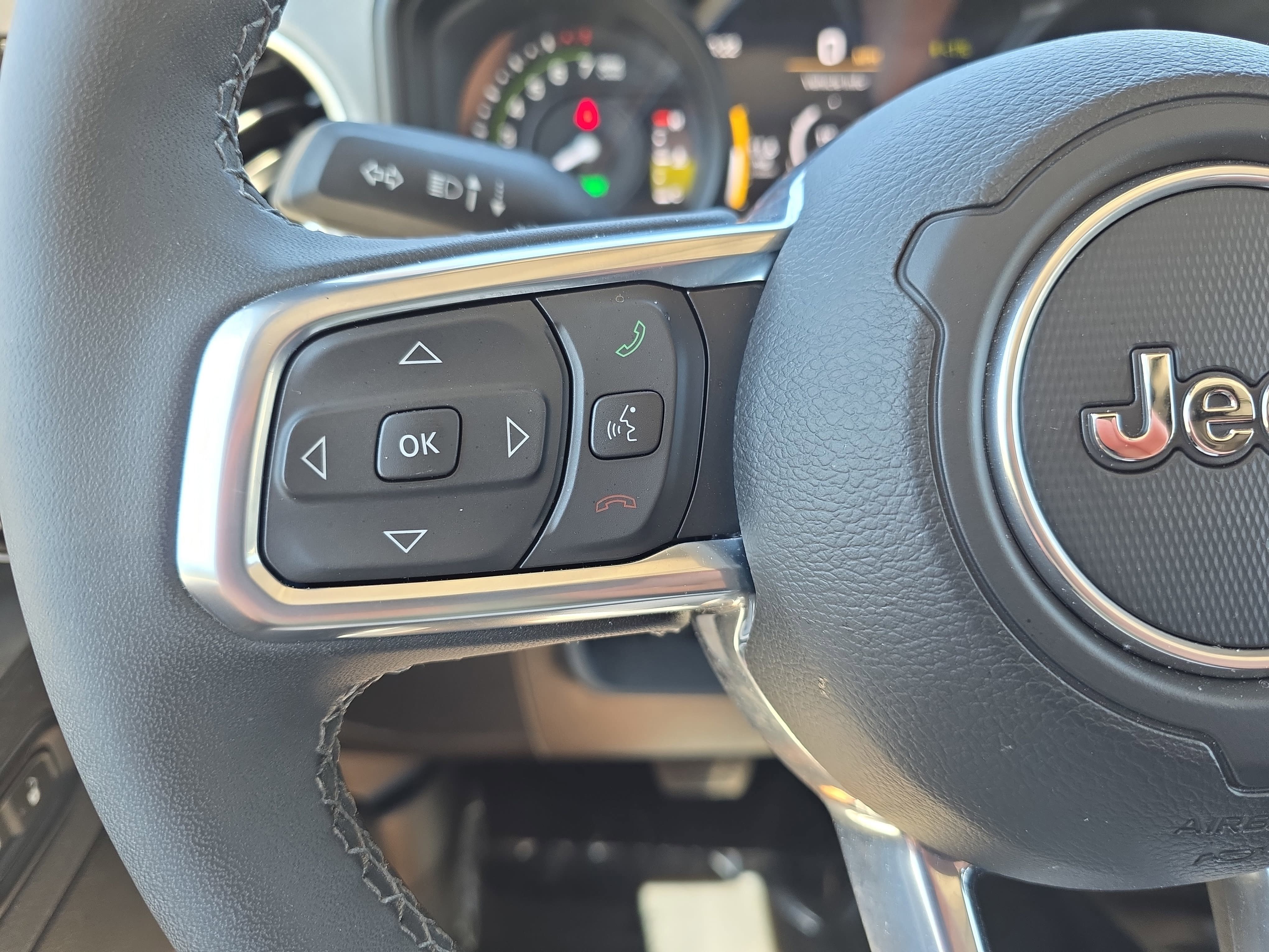 Used 2025 Jeep Wrangler Unlimited Sahara AWD/4WD image 15