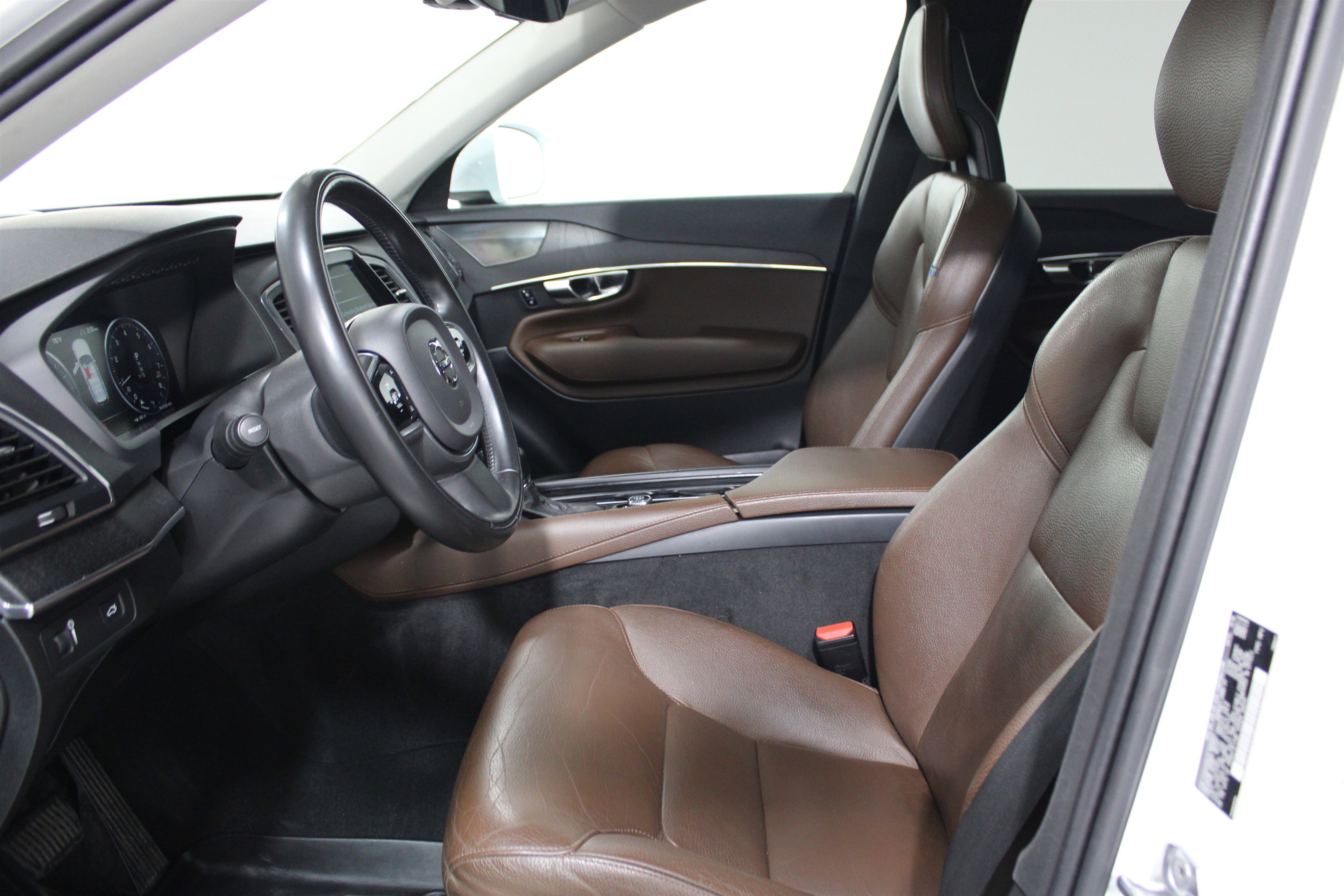 Used 2020 Volvo XC90 T6 Momentum AWD/4WD image 3