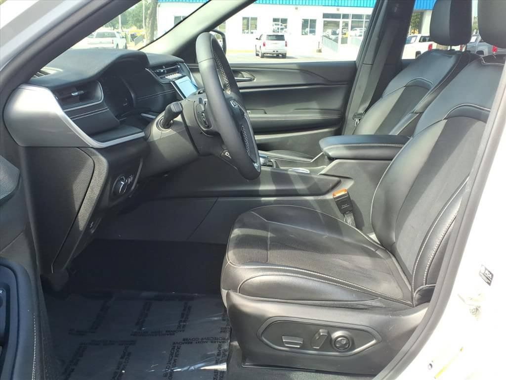 Used 2024 Jeep Grand Cherokee Altitude AWD/4WD image 19