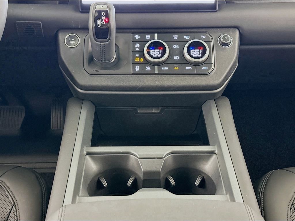 Used 2025 Land Rover Defender 130 X-Dynamic SE image 12