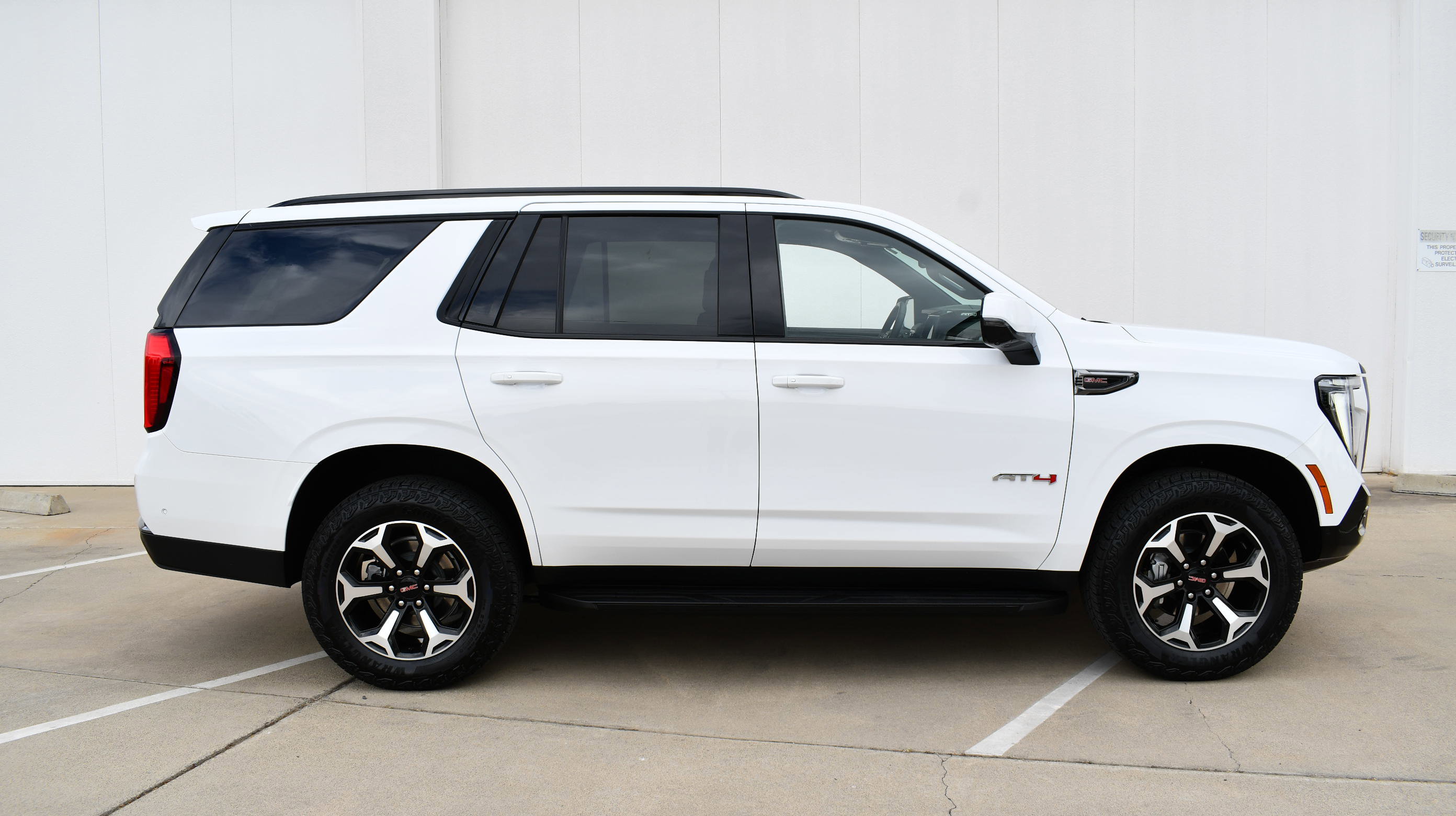 Used 2025 GMC Yukon AT4 AWD/4WD image 4