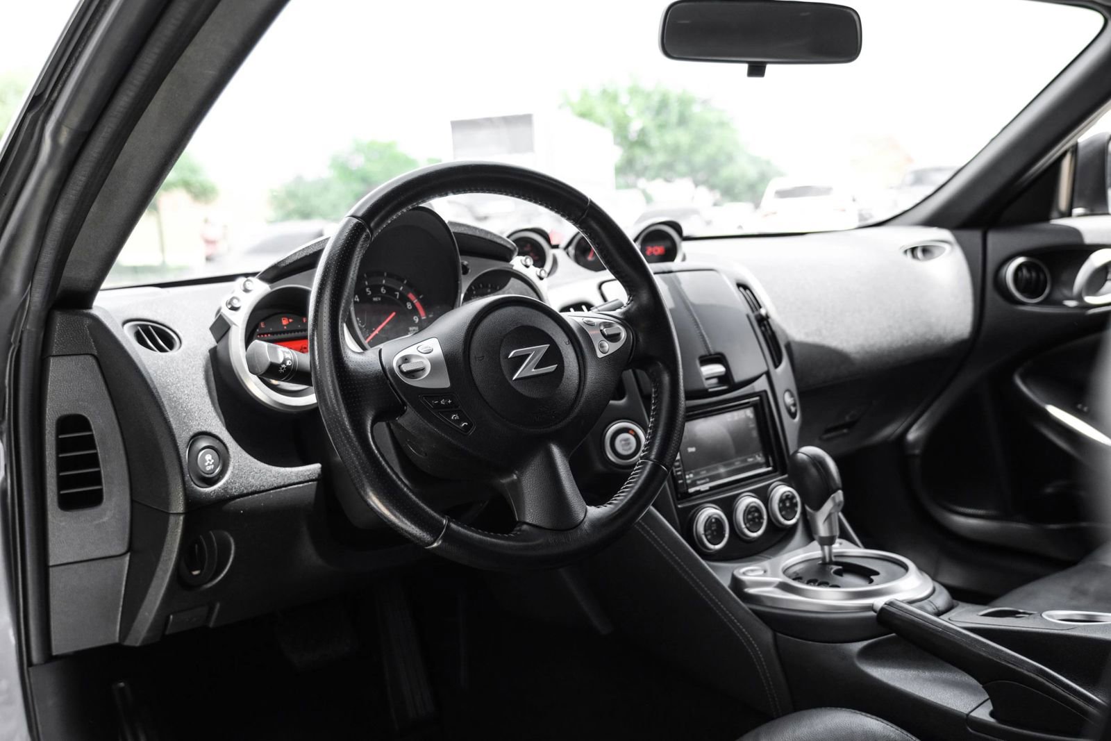 Used 2016 Nissan 370Z Coupe RWD image 2