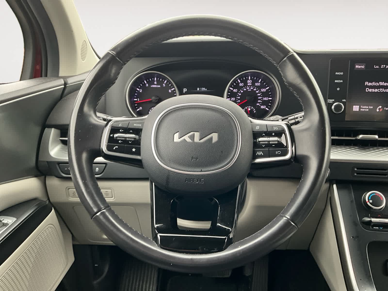 Used 2023 Kia Carnival LX FWD image 12