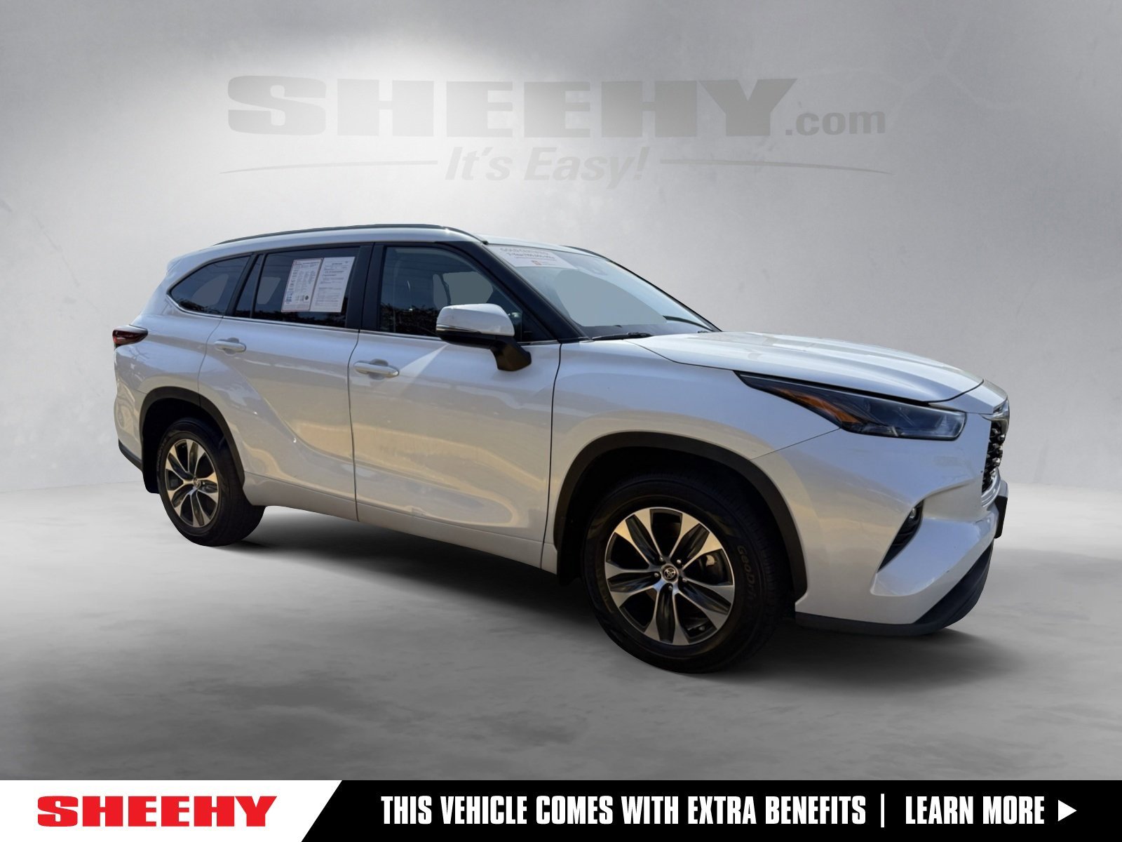 Certified 2024 Toyota Highlander XLE image 1