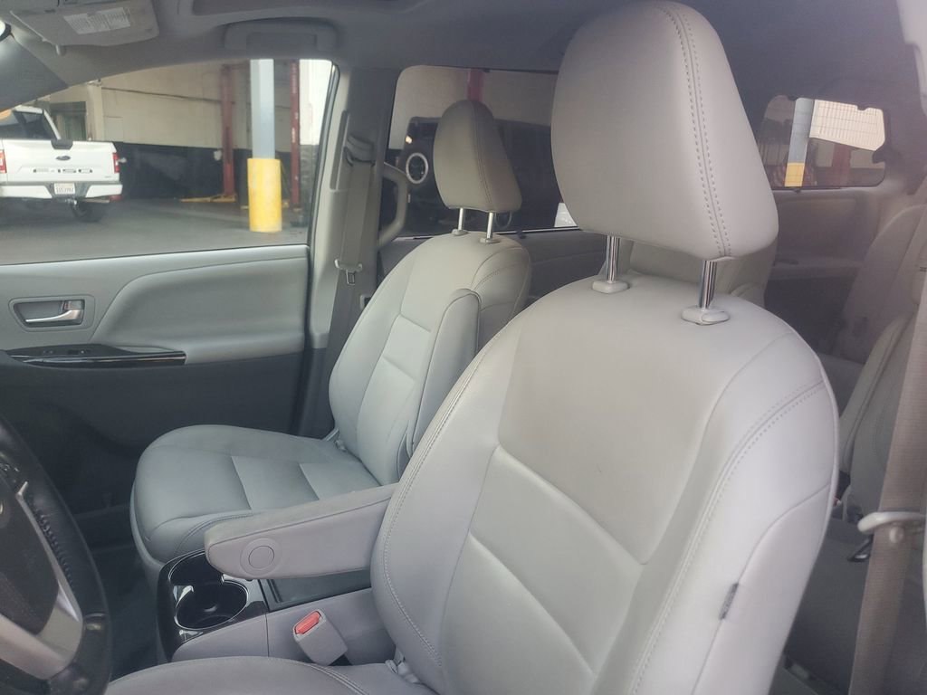 Used 2019 Toyota Sienna XLE image 18