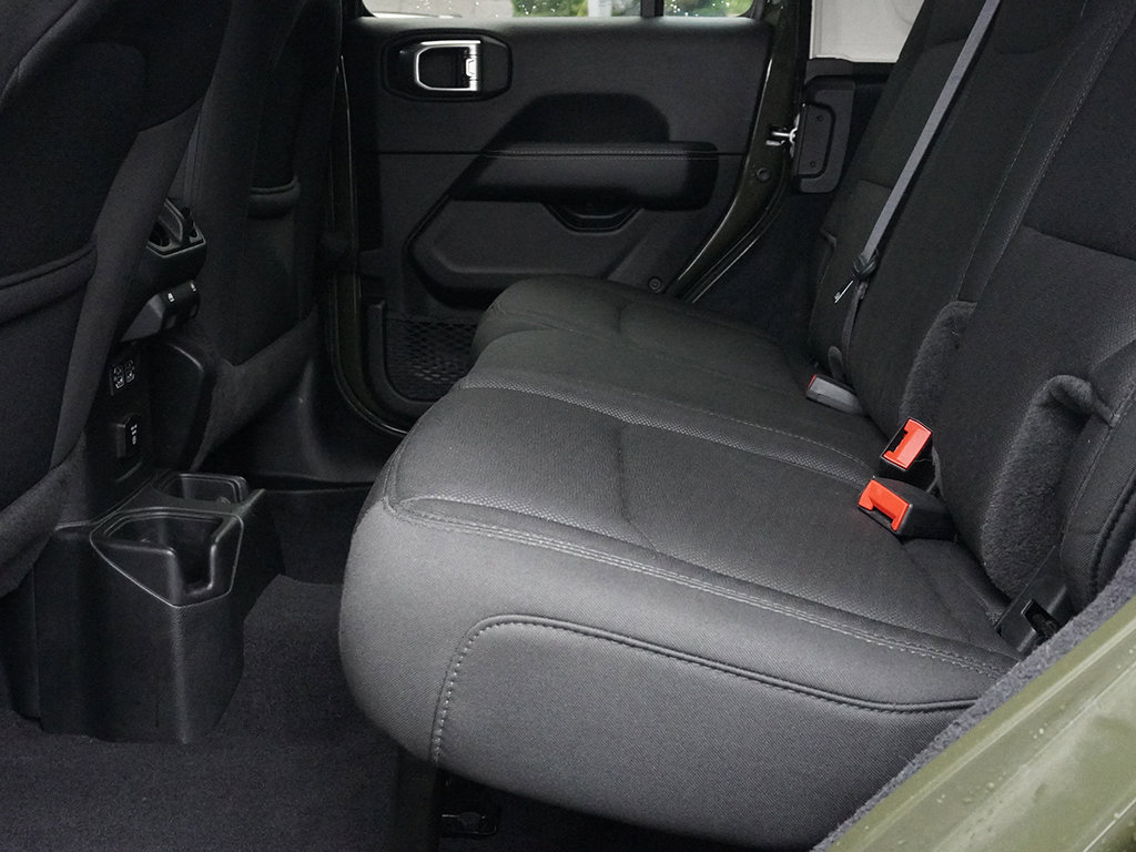 Used 2022 Jeep Wrangler Unlimited Sahara AWD/4WD image 29