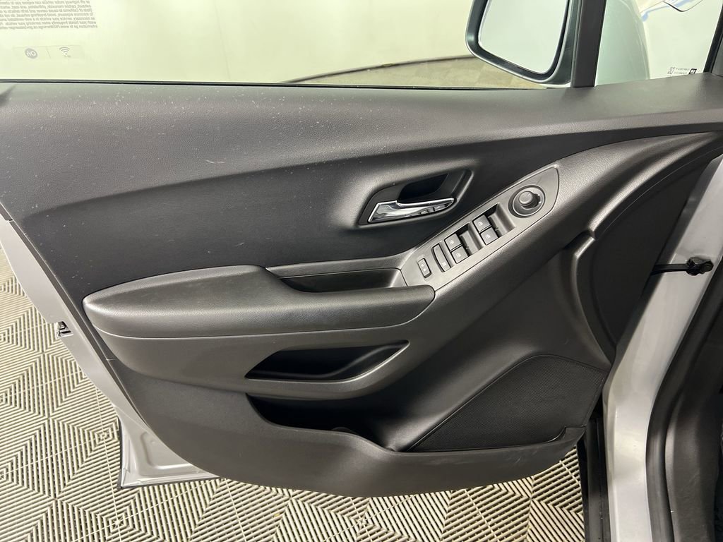 Used 2022 Chevrolet Trax LT w/ LT Convenience Package image 21
