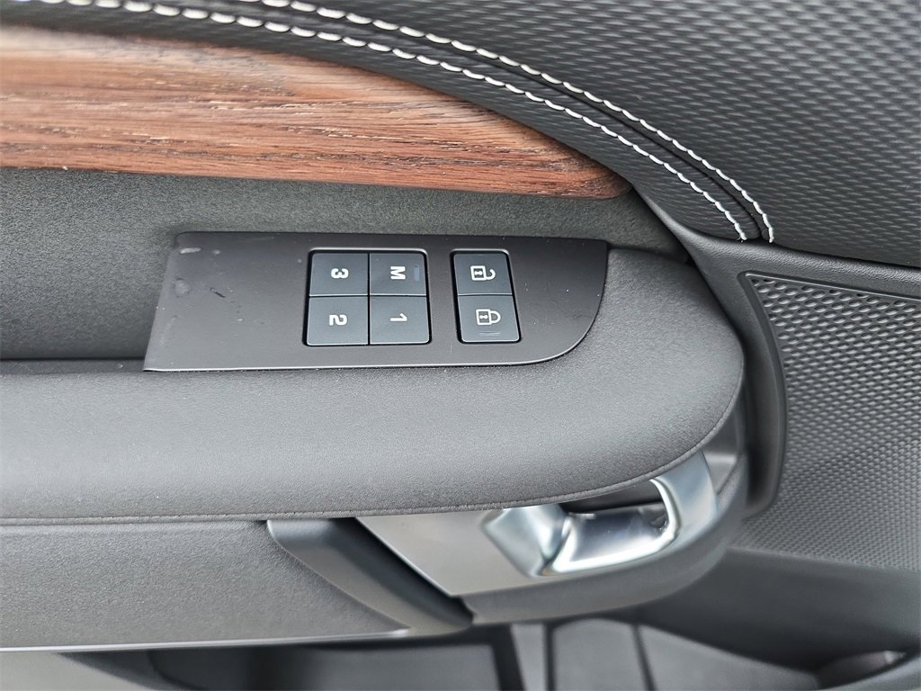 New 2025 Land Rover Discovery Dynamic SE image 30