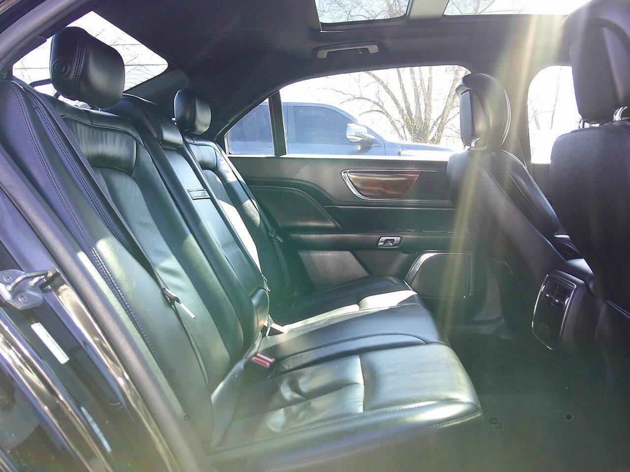 Used 2018 Lincoln Continental Select w/ Continental Climate Package image 16