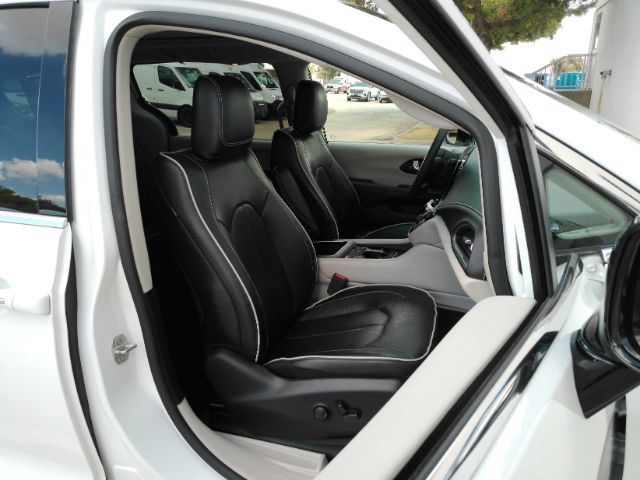 Used 2023 Chrysler Pacifica Limited FWD image 24