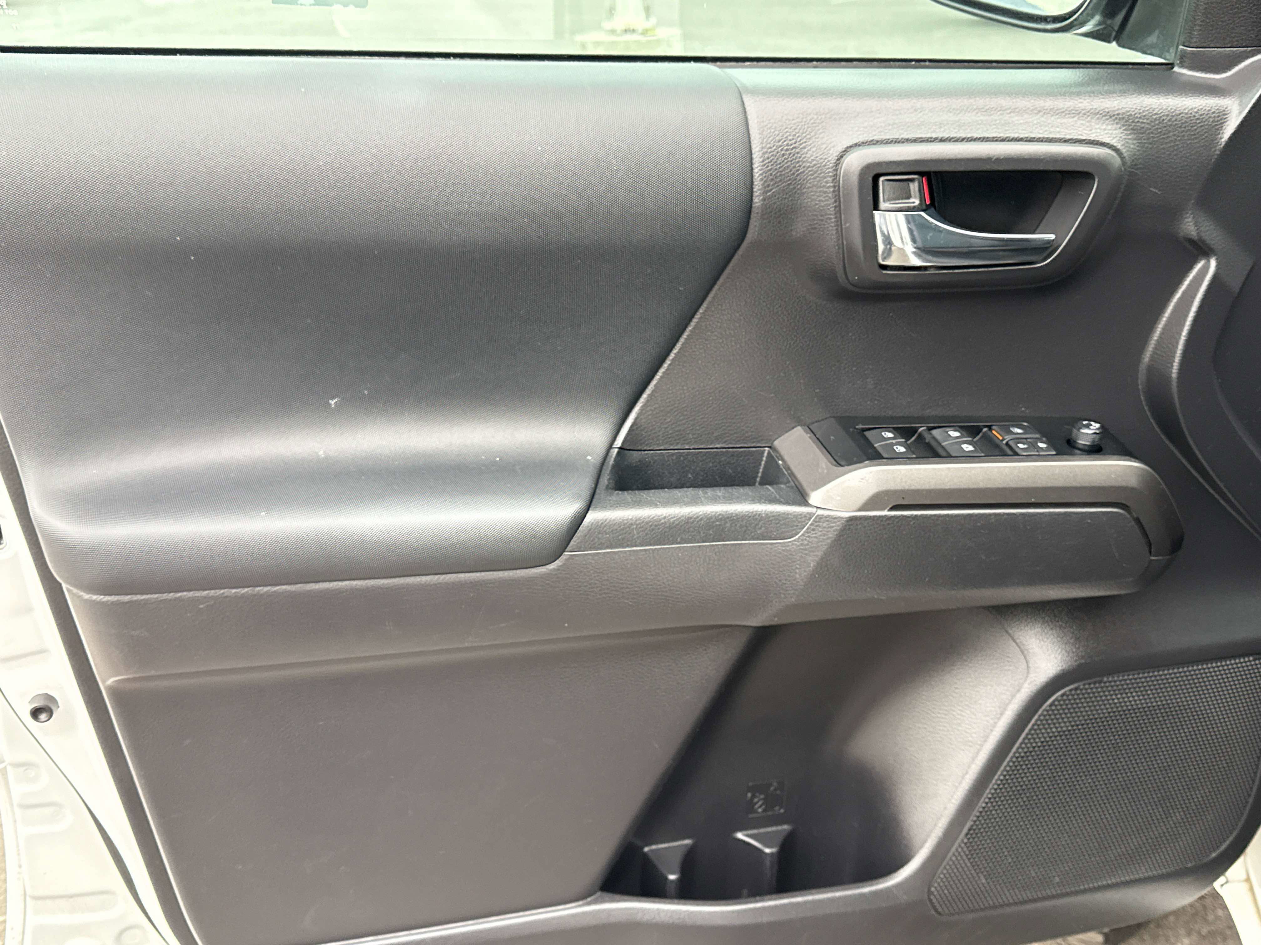 Used 2023 Toyota Tacoma TRD Sport w/ Black Out Package (TMS) image 12