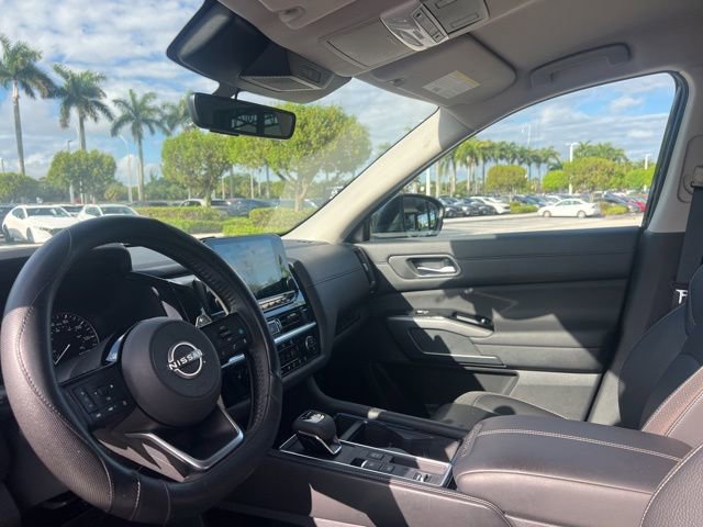 Used 2025 Nissan Pathfinder SL w/ Black Appearance Package image 39