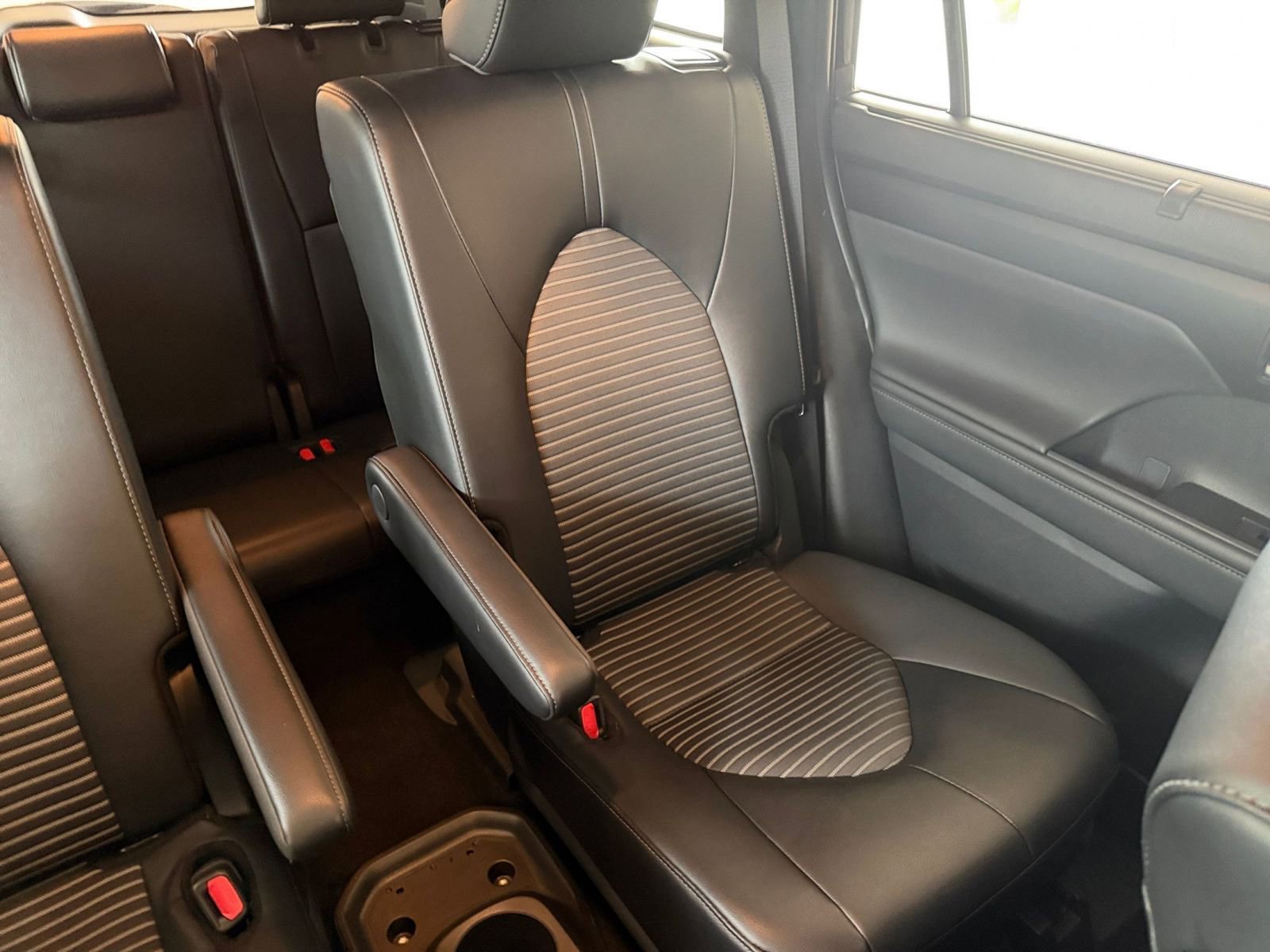 Used 2025 Toyota Highlander XSE AWD/4WD image 42