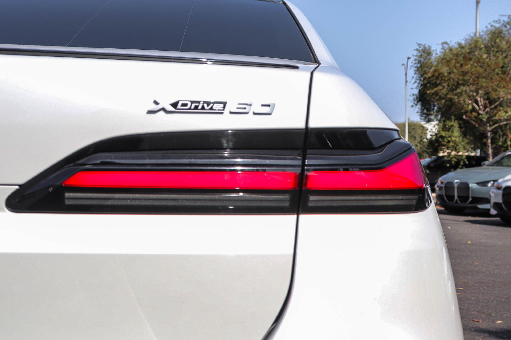 Certified 2023 BMW i7 xDrive60 AWD/4WD image 7