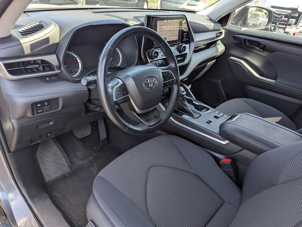 Used 2023 Toyota Highlander LE FWD image 23