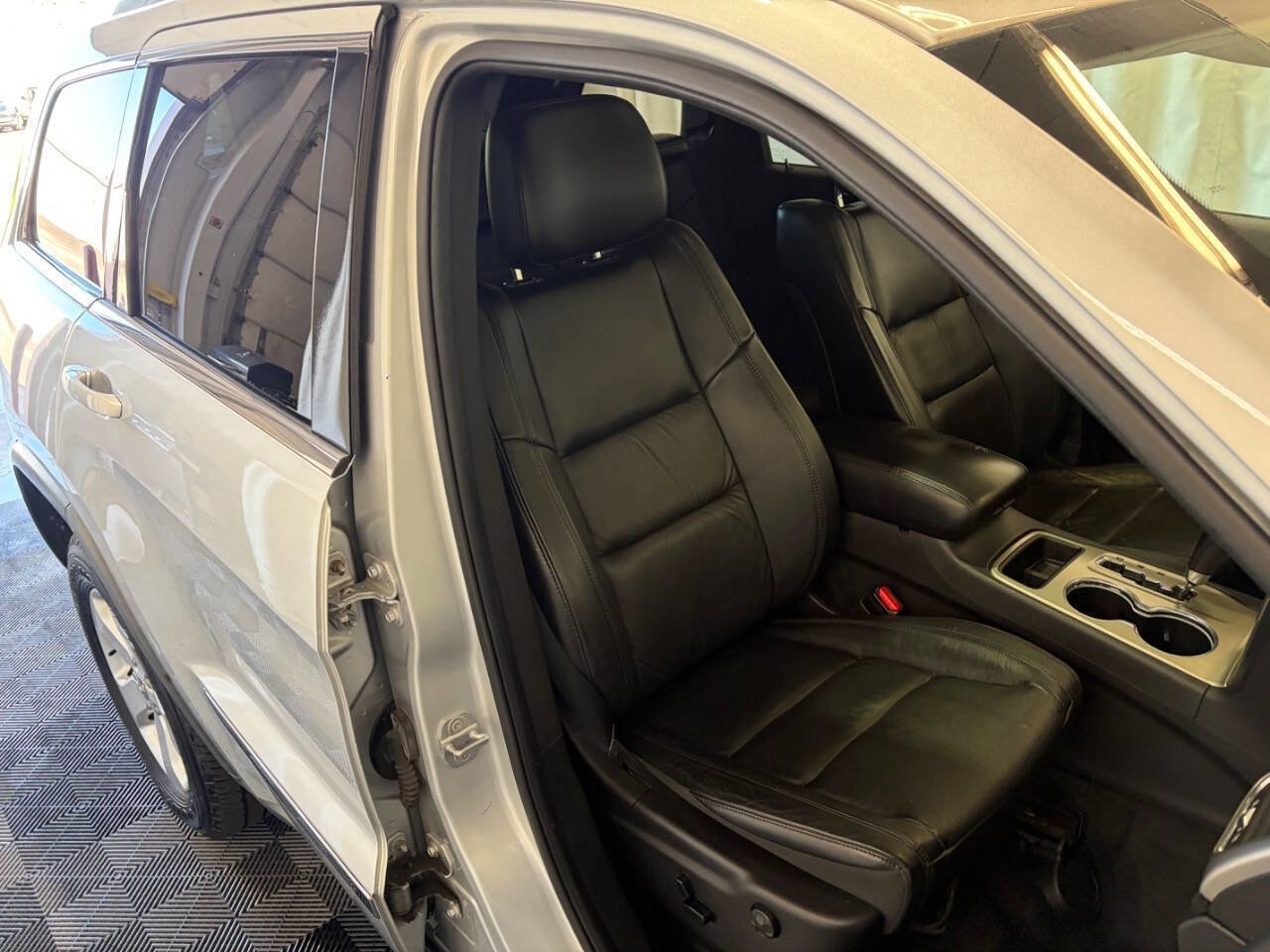 Used 2011 Jeep Grand Cherokee Laredo AWD/4WD image 23