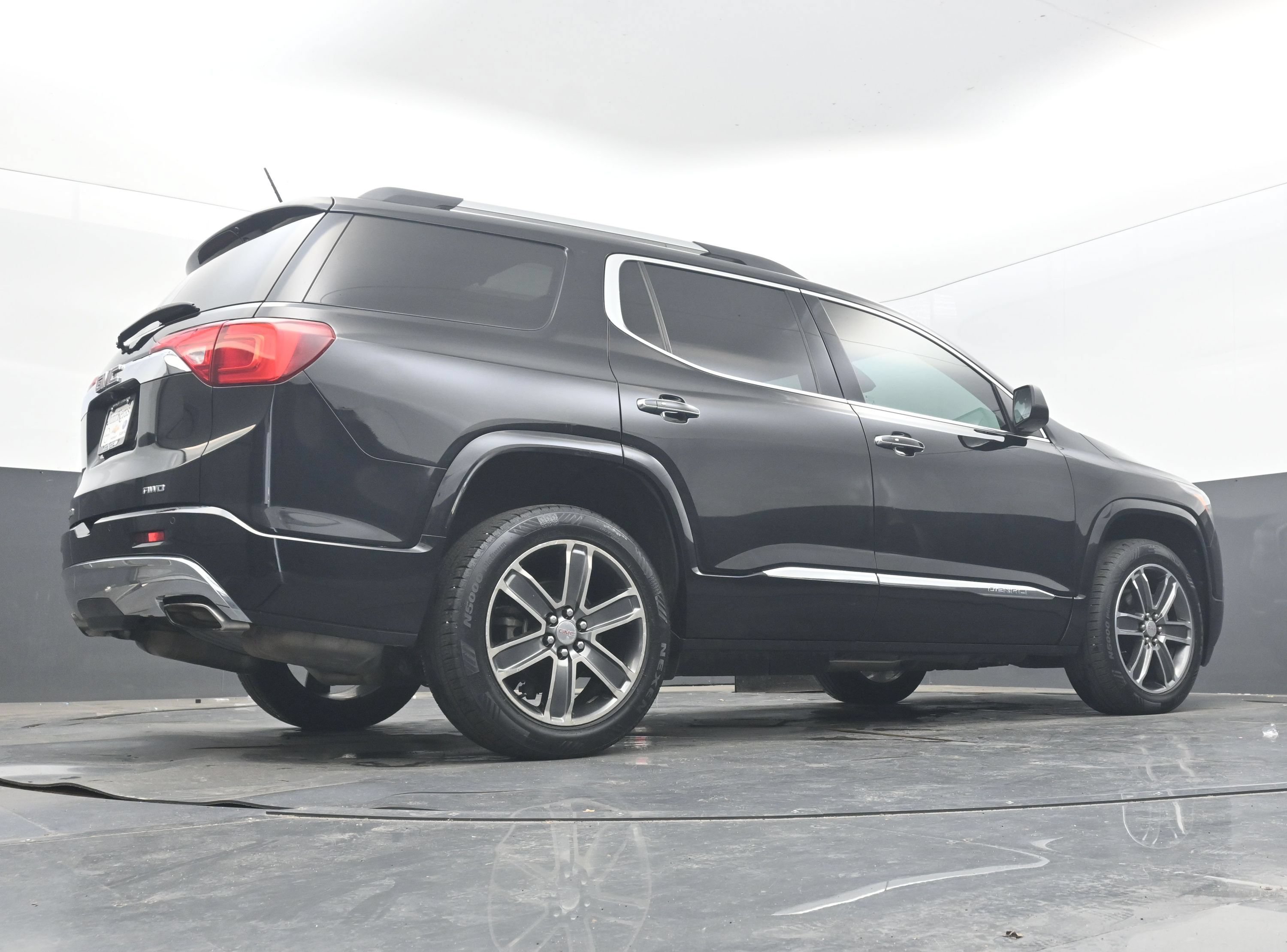 Used 2018 GMC Acadia Denali w/ Technology Package AWD/4WD image 26