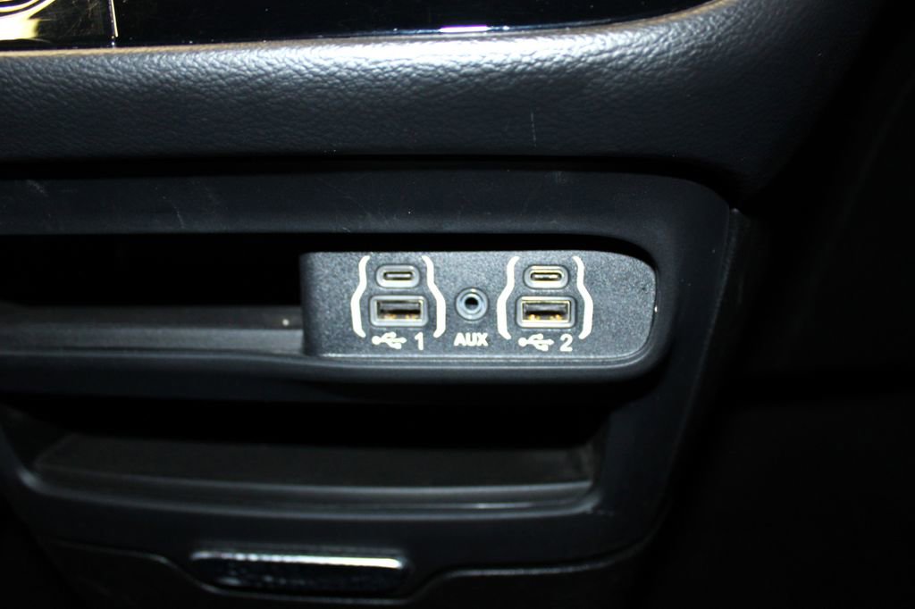 Used 2025 Chrysler Pacifica Select image 21
