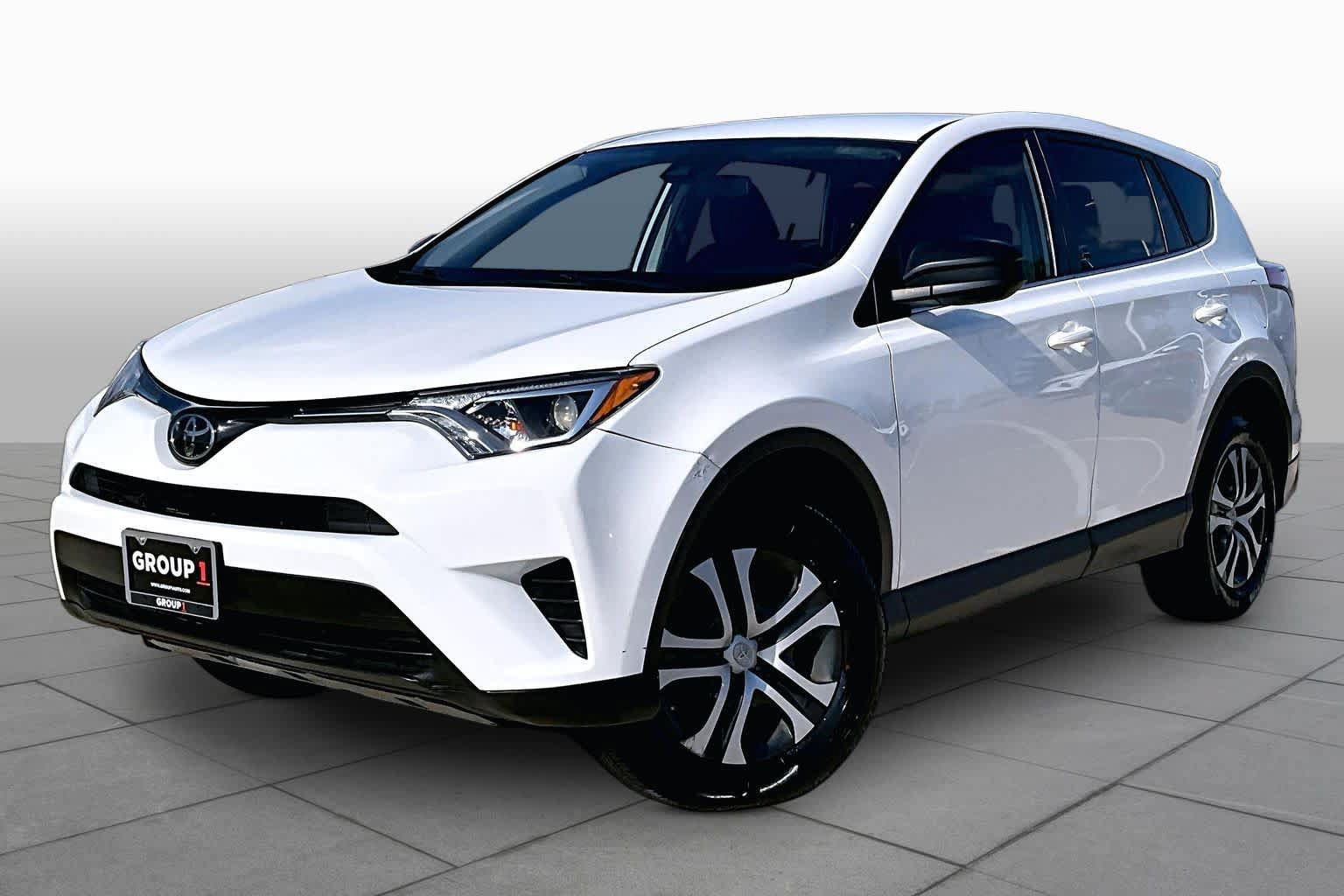 Used 2018 Toyota RAV4 LE FWD image 1
