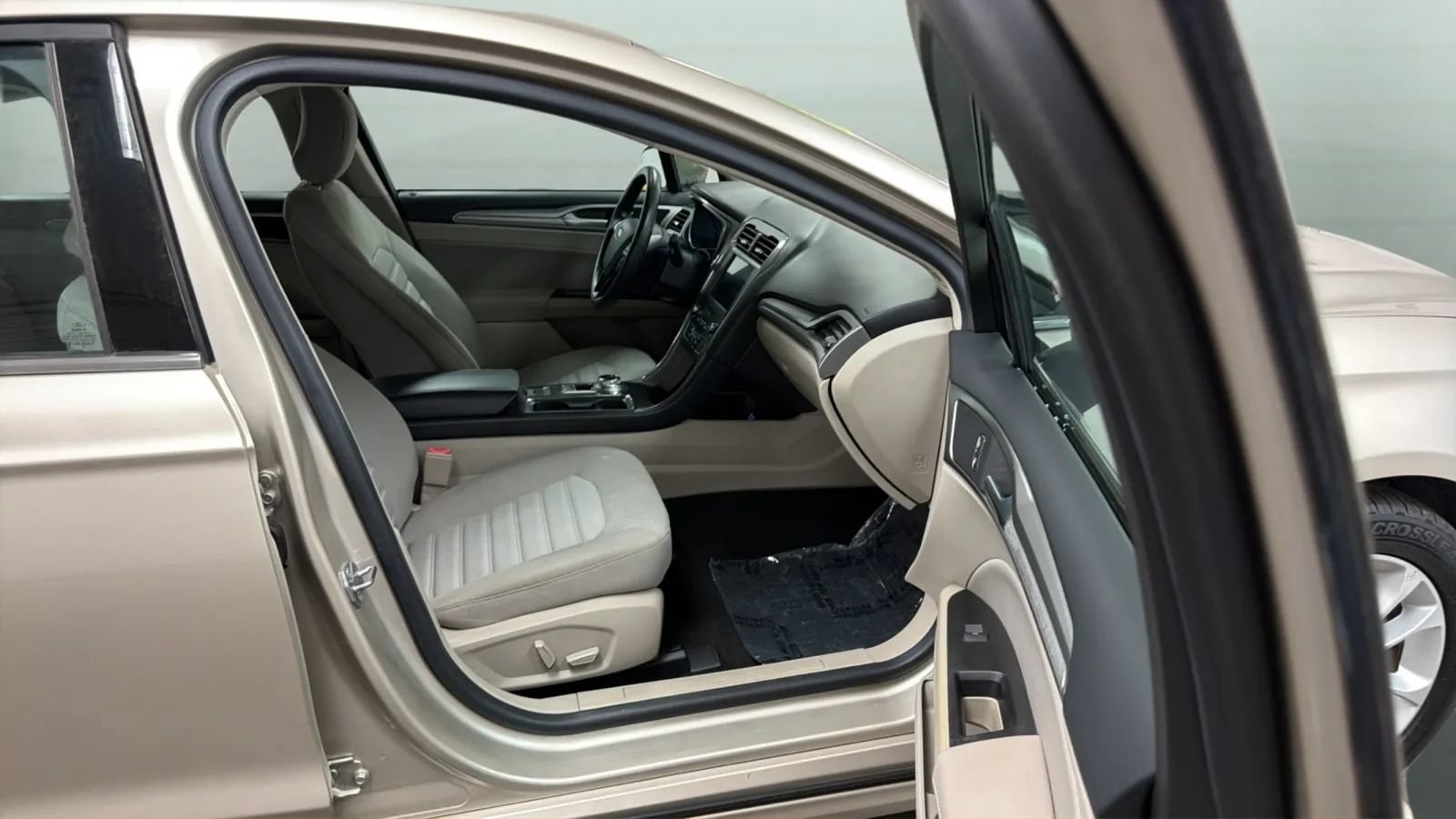 Used 2019 Ford Fusion SE FWD image 22