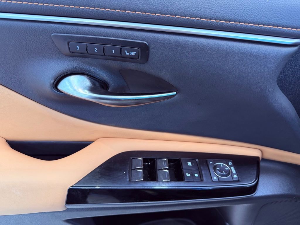 Certified 2024 Lexus ES 350 w/ Premium Package image 17
